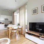 Apartament Bright And Cozy Near Park, With A Huge Terrace. Warszawa