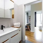 Bright And Cozy Near Park, With A Huge Terrace. Warszawa
