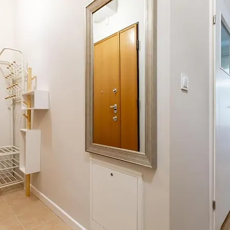 Bright And Cozy Near Park, With A Huge Terrace.