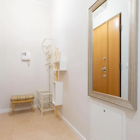 Bright And Cozy Near Park, With A Huge Terrace.