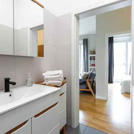 Bright And Cozy Near Park, With A Huge Terrace. Warsaw