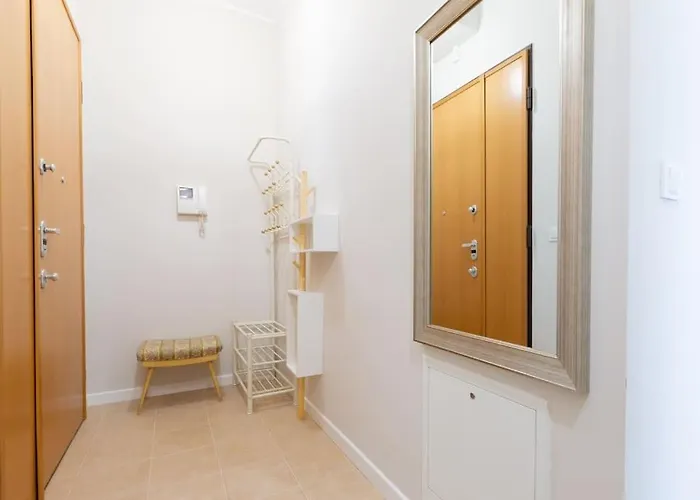 Bright And Cozy Near Park, With A Huge Terrace.